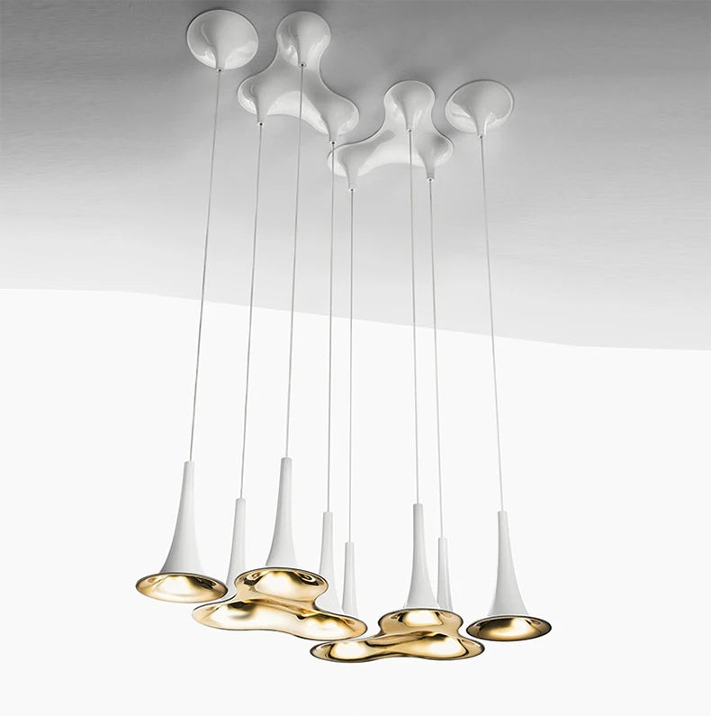 Suspension design blanche et doré en métal FLUSSIG