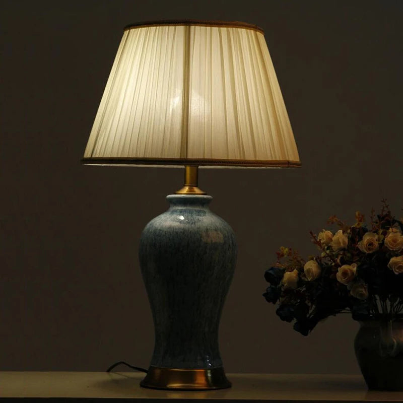 Lampe de table en céramique bleu avec abat-jour en tissu crème ERA