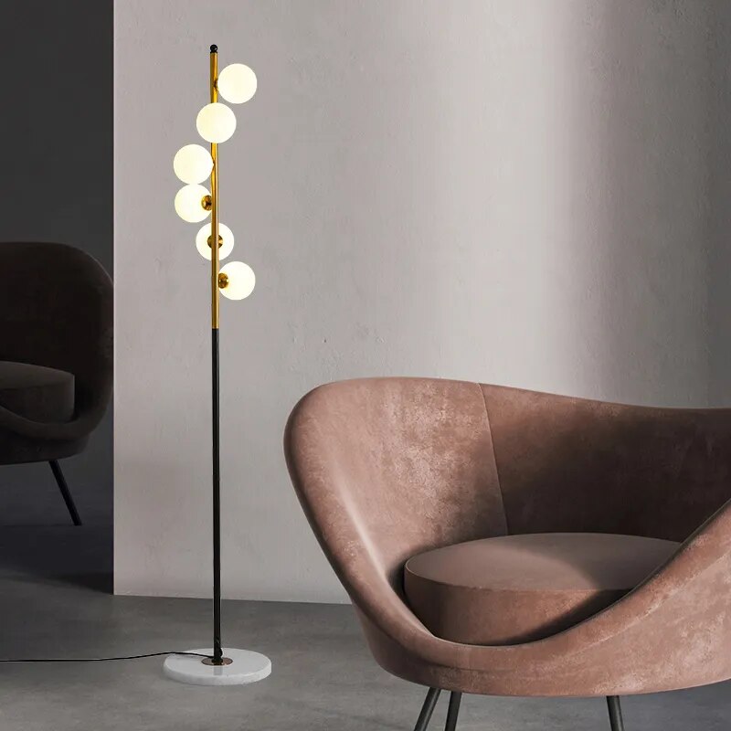 Lampadaire design en métal doré avec base en marbre SPECKLE