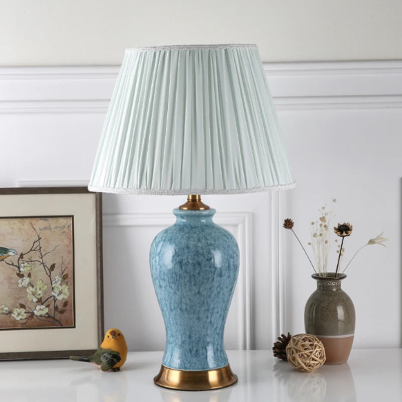 Lampe de table en céramique bleu avec abat-jour en tissu crème ERA
