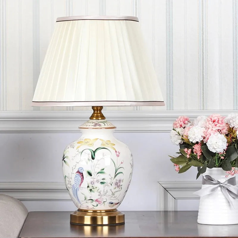Lampe de Table en céramique blanc à motif avec abat-jour en tissu plissé ELEGANZA