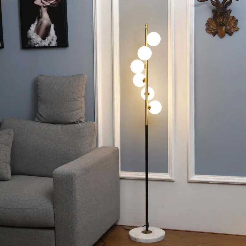 Lampadaire design en métal doré avec base en marbre SPECKLE