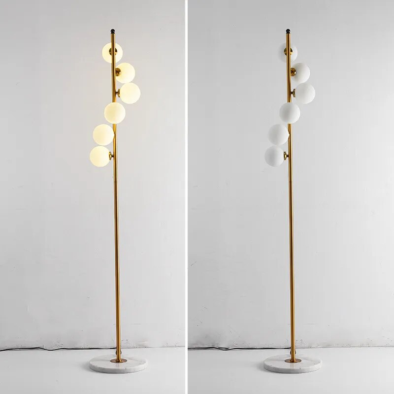 Lampadaire design en métal doré avec base en marbre SPECKLE