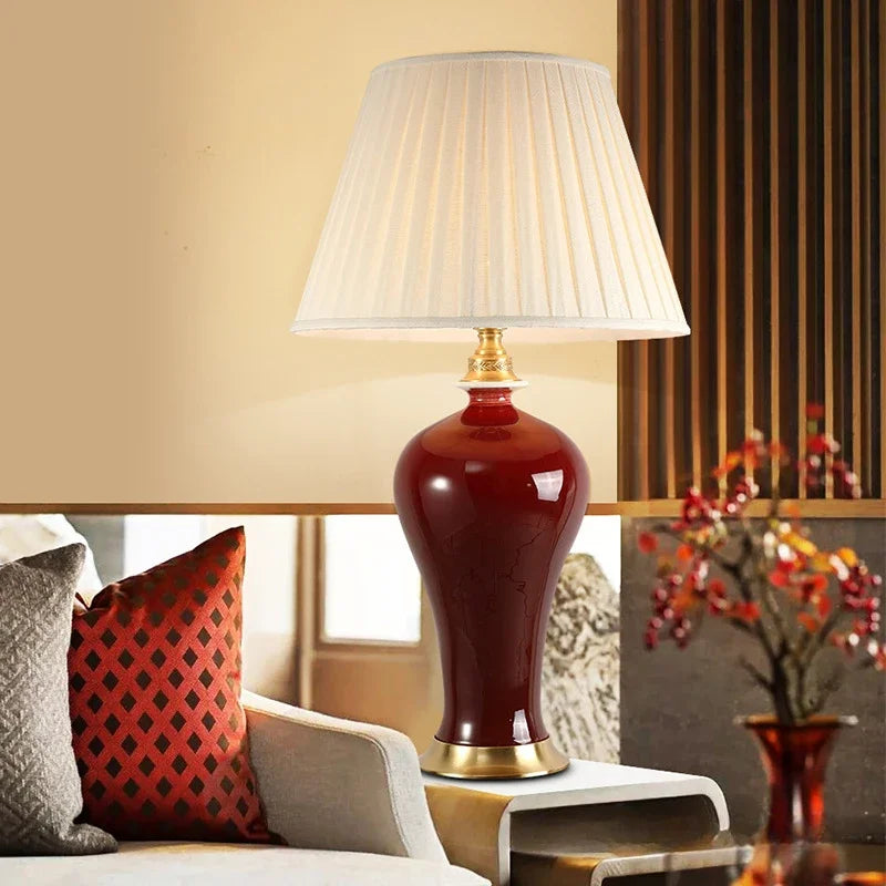 Lampe de table vintage en céramique rouge avec abat-jour en tissu SUENO