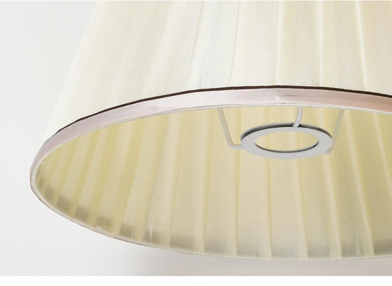 Lampe de Table en céramique blanc à motif avec abat-jour en tissu plissé ELEGANZA