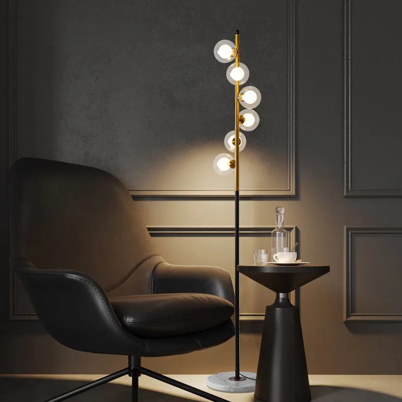 Lampadaire design en métal doré avec base en marbre SPECKLE