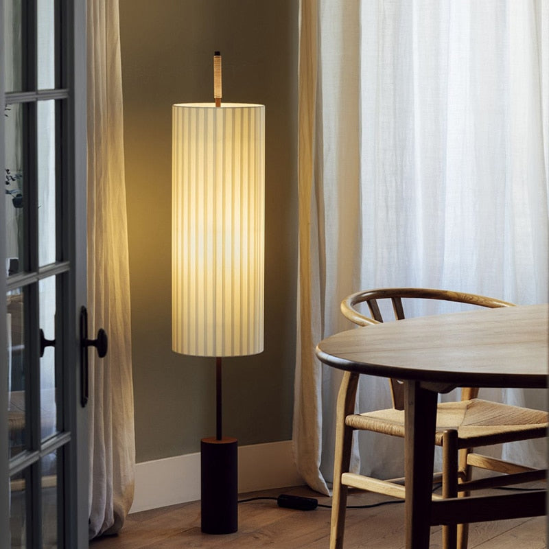 Lampadaire design en métal avec abat-jour en tissu Mazaki