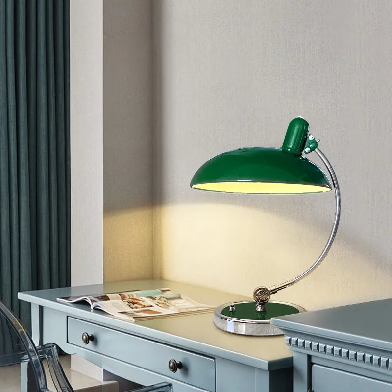 Lampe de bureau design en métal Schwan