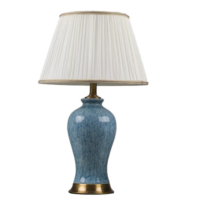 Lampe de table en céramique bleu avec abat-jour en tissu crème ERA