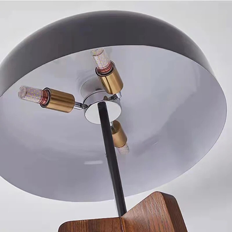 Lampe de table trépied design en bois et abat-jour en métal RODDO