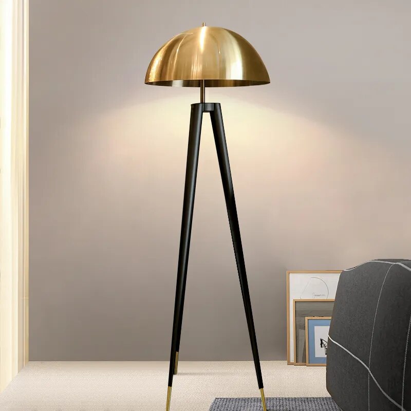 Lampadaire trépied design en métal avec abat-jour doré HARPER