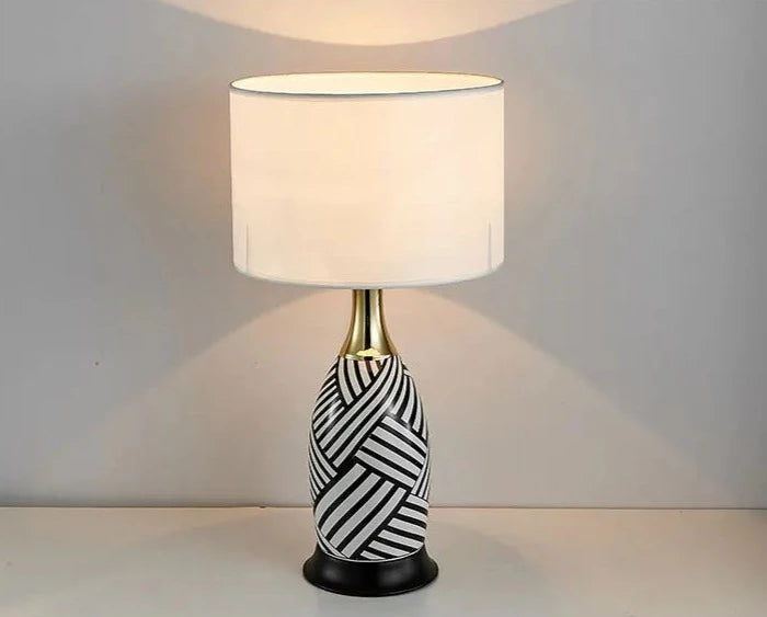 Lampe de table en céramique rayé noir et blanc avec abat-jour en tissu CEBRA