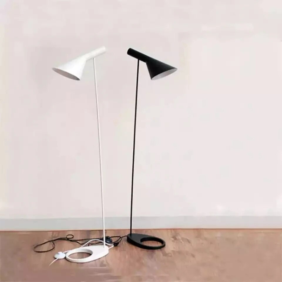 Lampadaire design minimaliste en métal La escena