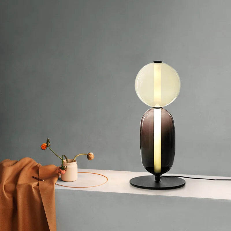 Lampe de table design en métal avec abat-jour en verre PIRULETA