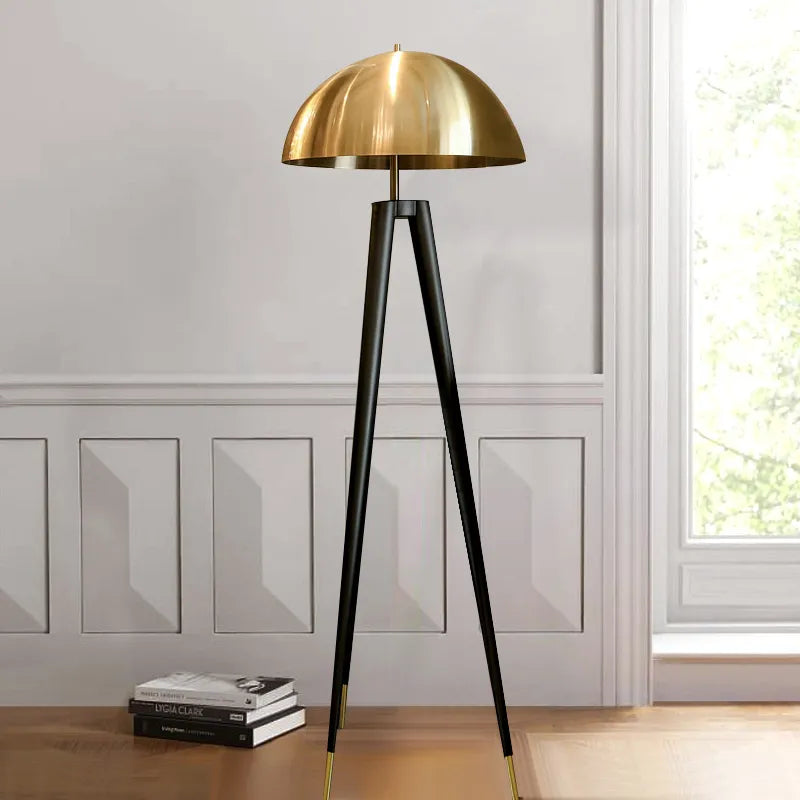 Lampadaire trépied design en métal avec abat-jour doré HARPER