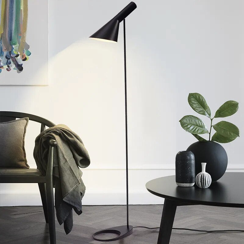 Lampadaire design minimaliste en métal La escena