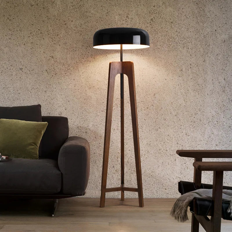 Lampadaire trépied design en bois et abat-jour en métal RODDO