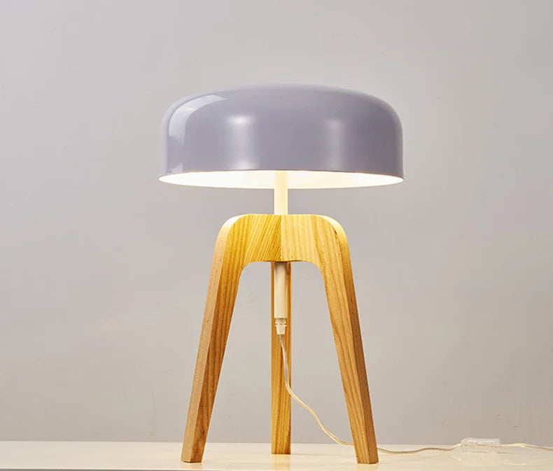 Lampe de table trépied design en bois et abat-jour en métal RODDO