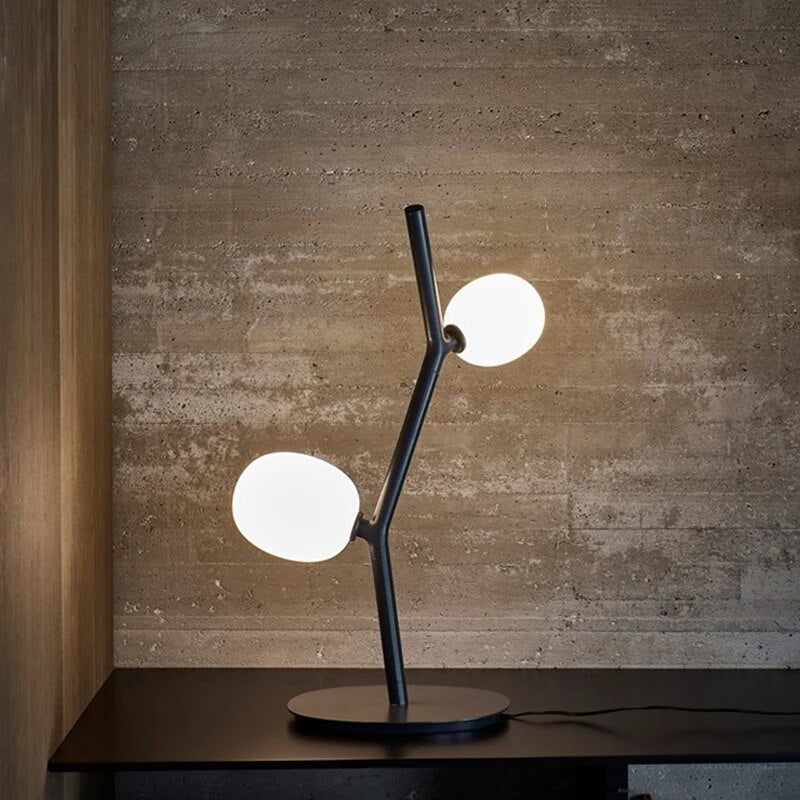 Lampe de table design en métal avec abat-jour en verre DEREVA