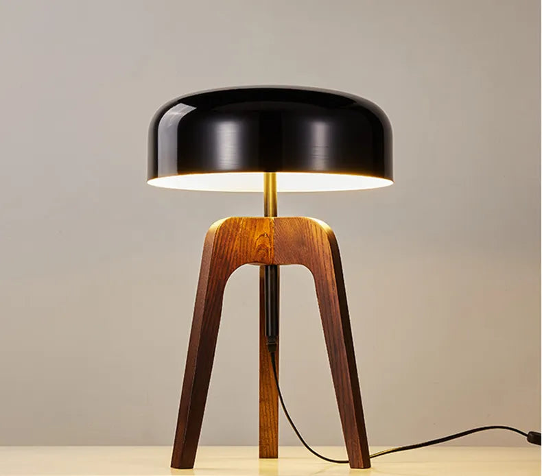 Lampe de table trépied design en bois et abat-jour en métal RODDO